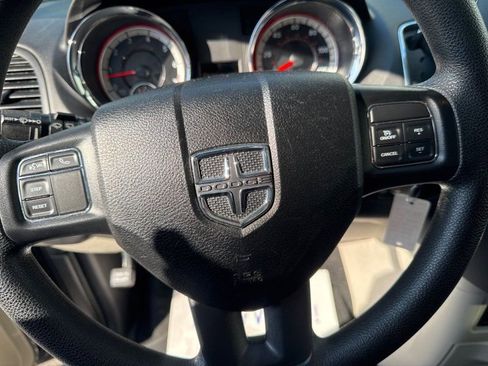 Used 2018 Dodge Grand Caravan SE w/ UConnect Hands-Free Group image 20