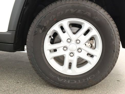 Used 2023 Jeep Grand Cherokee Laredo image 7