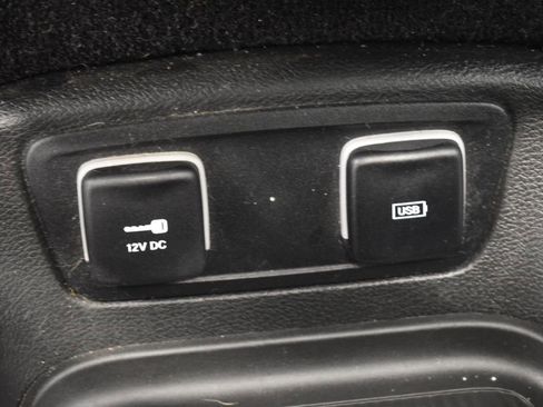 Used 2017 Chrysler Pacifica Limited image 36