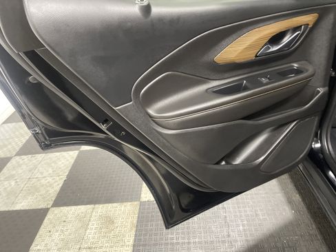 Used 2020 GMC Terrain SLE w/ Elevation Edition image 15