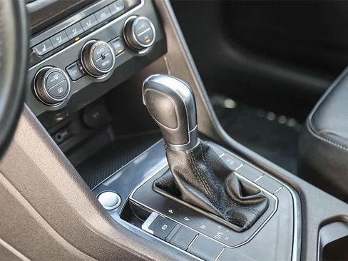 Used 2019 Volkswagen Tiguan SE image 19