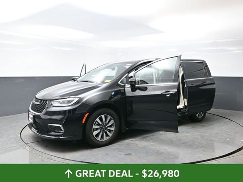 Used 2024 Chrysler Pacifica Select image 59