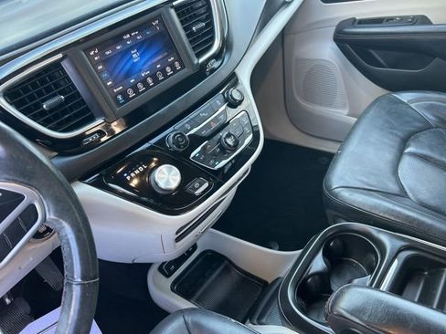 Used 2020 Chrysler Pacifica Touring-L w/ Tire & Wheel Group image 25