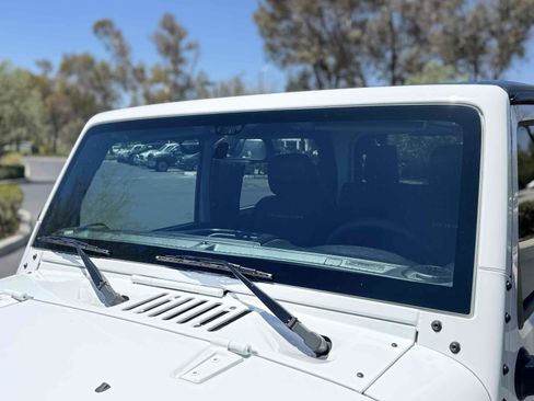 Used 2018 Jeep Wrangler Rubicon w/ Power Convenience Group AWD/4WD image 24