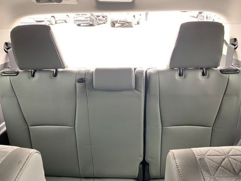 Used 2023 Toyota Highlander Bronze Edition FWD image 34