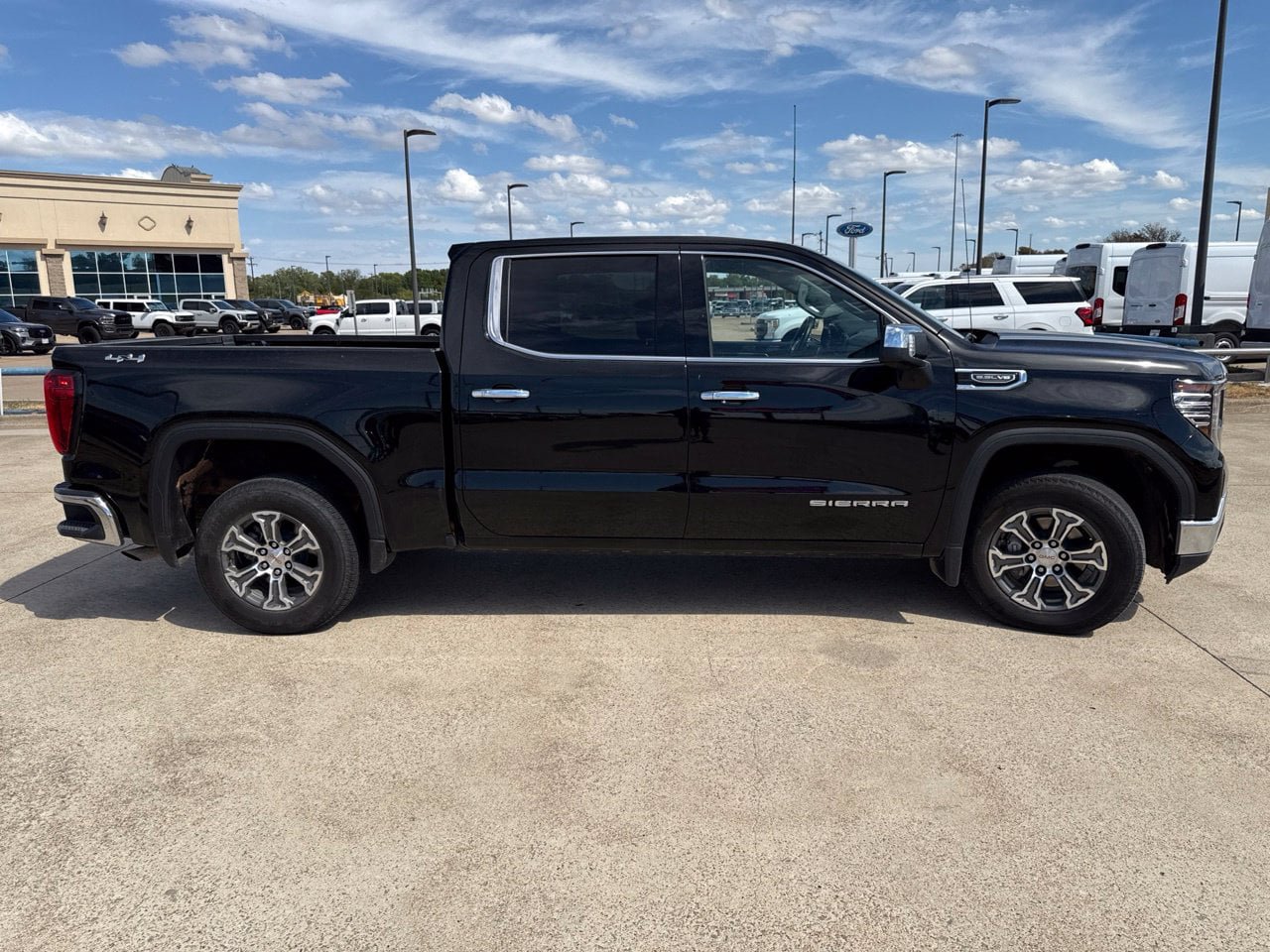 Used 2025 GMC Sierra 1500 SLT AWD/4WD image 17