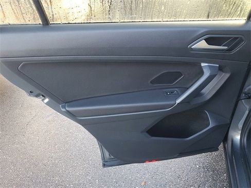 Used 2019 Volkswagen Tiguan SE w/ Panoramic Sunroof Package image 9