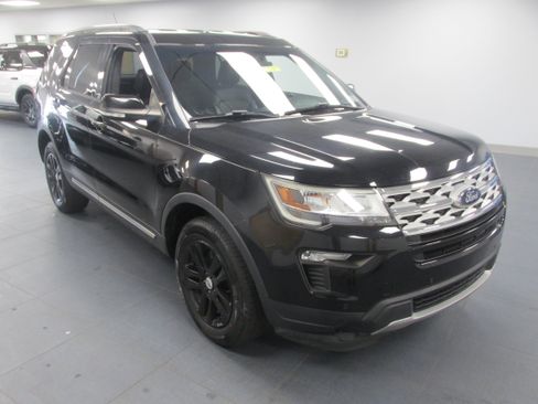 Used 2018 Ford Explorer XLT w/ Equipment Group 202A AWD/4WD image 3