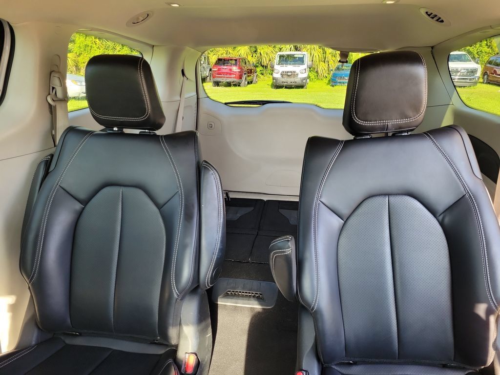 Used 2023 Chrysler Pacifica Touring-L FWD image 17