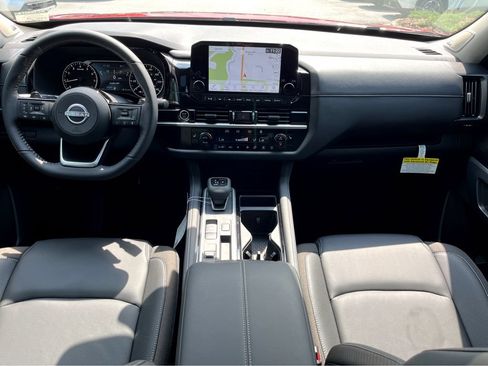 Used 2024 Nissan Pathfinder SL AWD/4WD image 17