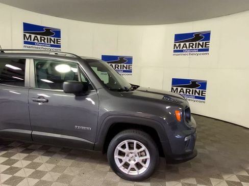 Used 2022 Jeep Renegade Latitude w/ Convenience Group AWD/4WD image 3