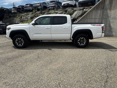 Used 2022 Toyota Tacoma TRD Off-Road w/ Technology Package AWD/4WD image 3