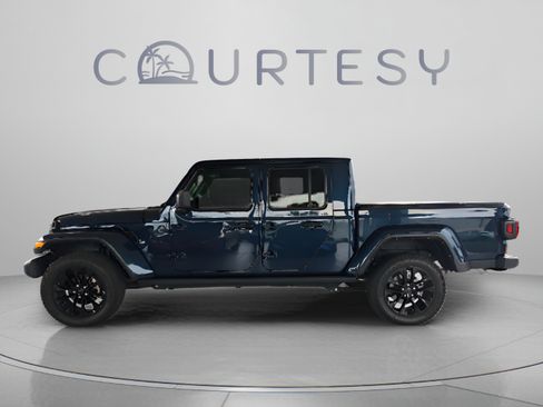 Used 2025 Jeep Gladiator Sport AWD/4WD image 2