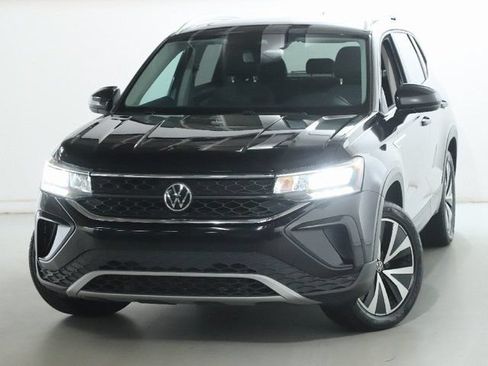 Certified 2022 Volkswagen Taos SE w/ Panoramic Sunroof Package AWD/4WD image 3