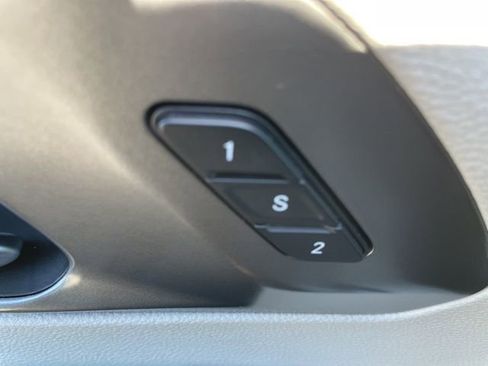 Used 2023 Chrysler Pacifica Touring-L image 14