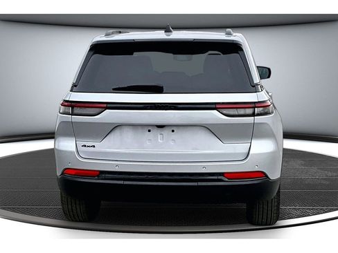 Used 2024 Jeep Grand Cherokee Altitude image 5