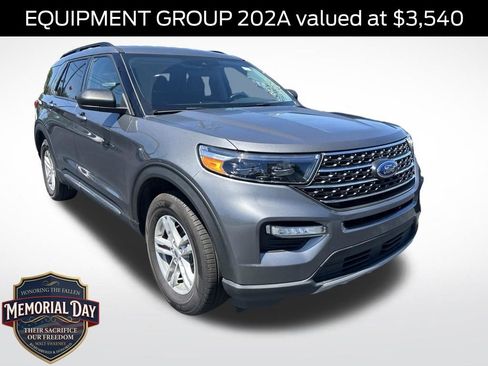 Certified 2022 Ford Explorer XLT w/ Equipment Group 202A AWD/4WD image 1