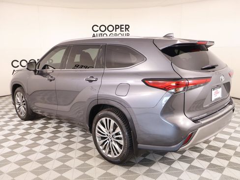 Used 2023 Toyota Highlander Platinum AWD/4WD image 24