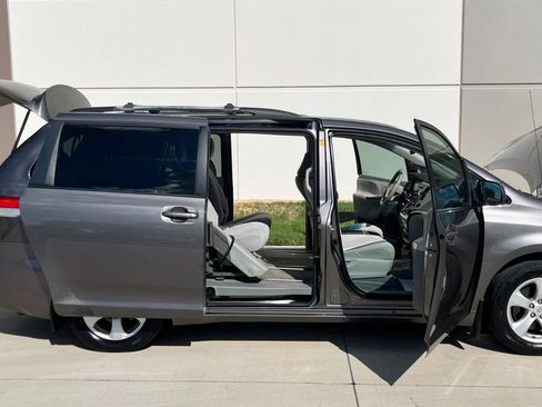 Used 2011 Toyota Sienna LE FWD image 15