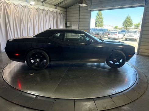 Used 2015 Dodge Challenger SXT RWD image 4