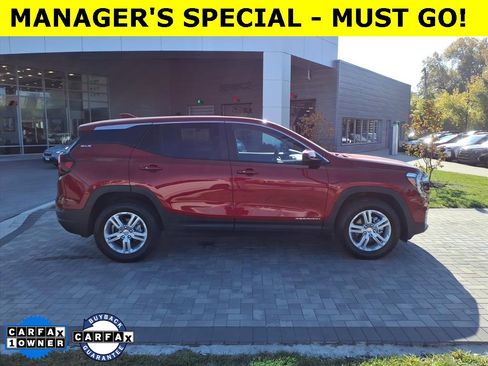 Used 2024 GMC Terrain SLE image 2