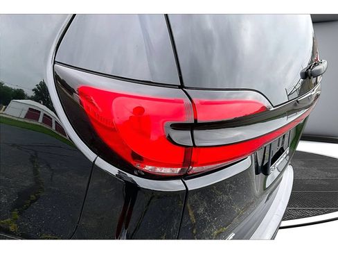 Used 2025 Chrysler Pacifica Limited FWD image 34