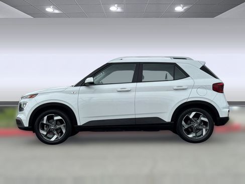 Used 2022 Hyundai Venue SEL FWD image 2