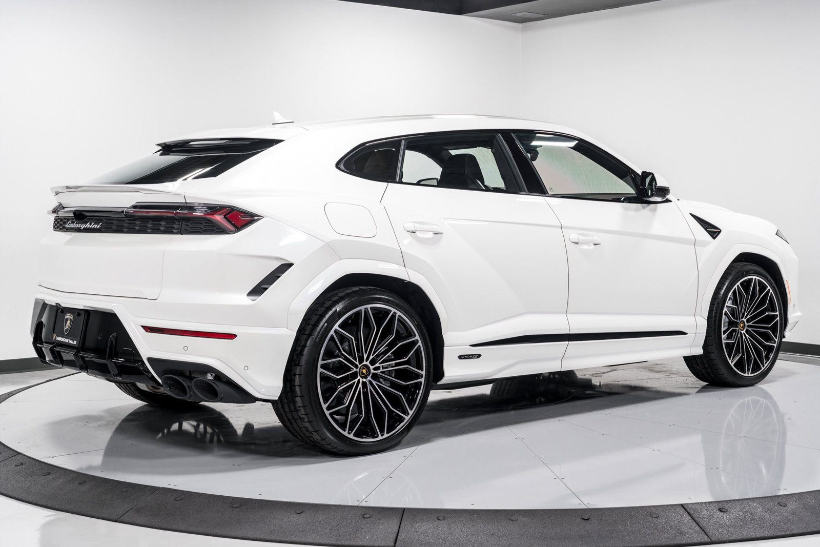 Used 2025 Lamborghini Urus SE AWD/4WD image 3