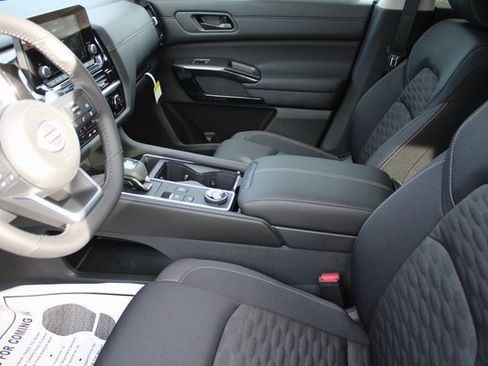 New 2025 Nissan Pathfinder SV image 9