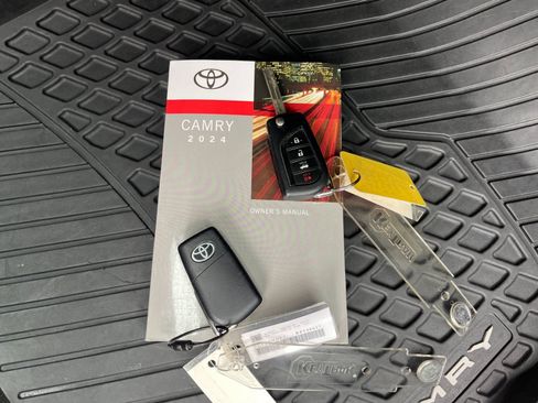 Used 2024 Toyota Camry SE FWD image 9