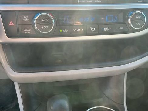 Used 2019 Toyota Highlander Plus w/ Carpet Mat Package (TMS) FWD image 13