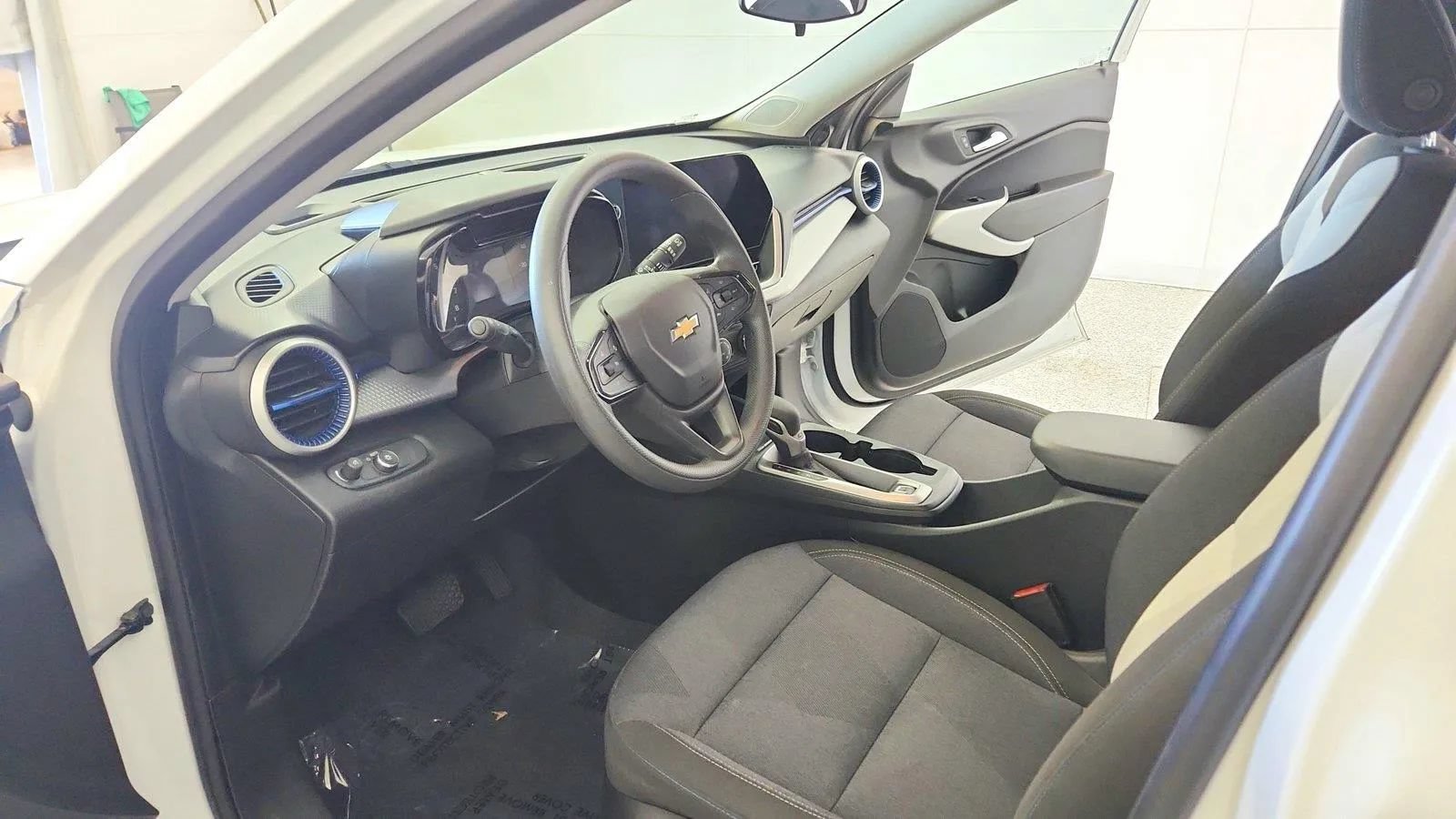 Used 2024 Chevrolet Trax LS w/ LS Convenience Package FWD image 14