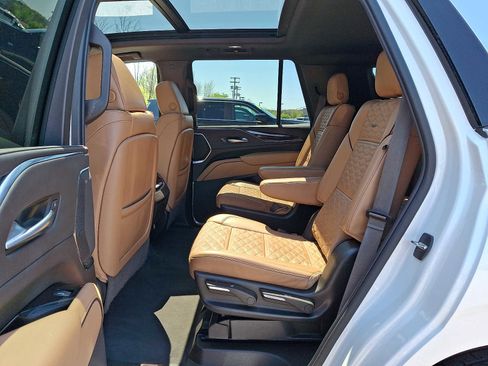 Used 2023 Cadillac Escalade Premium Luxury AWD/4WD image 11