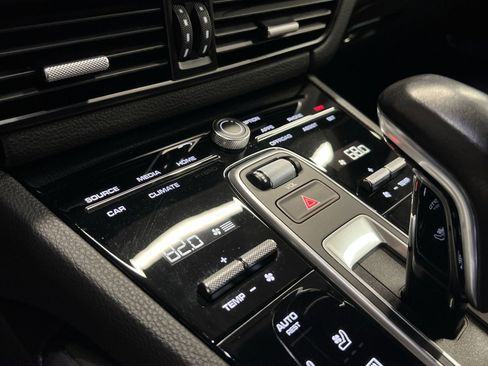 Used 2023 Porsche Cayenne Platinum Edition image 19