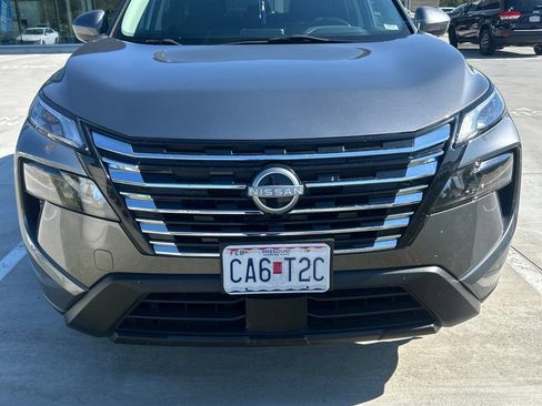 Used 2024 Nissan Rogue SV AWD/4WD image 2
