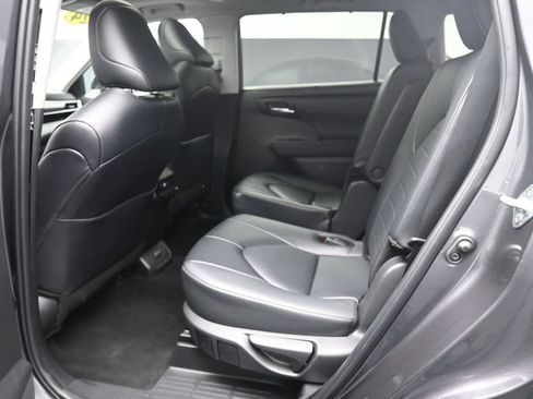 Used 2024 Toyota Highlander XLE FWD image 21