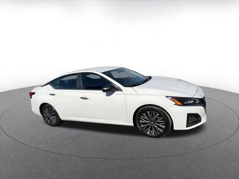 Used 2025 Nissan Altima 2.5 SV image 2