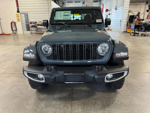 New 2025 Jeep Gladiator Sport AWD/4WD image 16