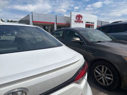 Used 2023 Toyota Corolla SE FWD image 8