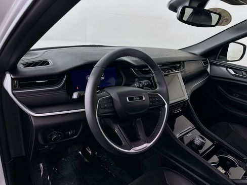 Certified 2023 Jeep Grand Cherokee Altitude image 17