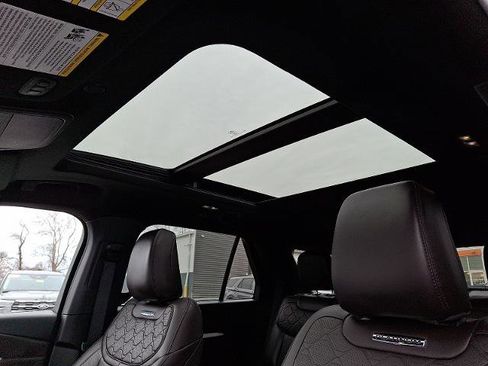 Certified 2025 Ford Explorer Platinum w/ LUX Leather Package image 15