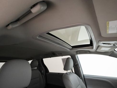 Used 2018 Toyota Sienna XLE w/ Carpet Mat Package image 24