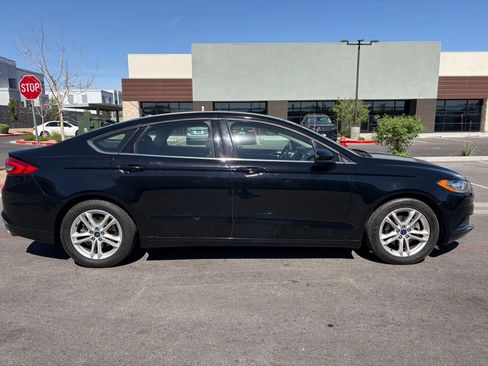 Used 2018 Ford Fusion SE w/ Fusion SE Technology Package FWD image 3