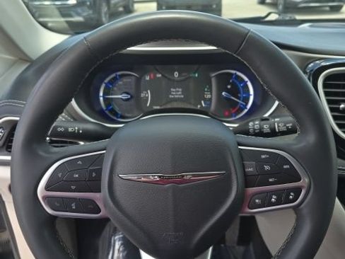 Used 2023 Chrysler Pacifica Touring-L FWD image 16
