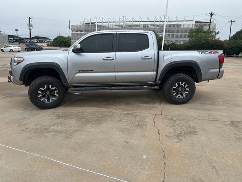 Used 2019 Toyota Tacoma TRD Off-Road w/ Technology Package AWD/4WD image 2