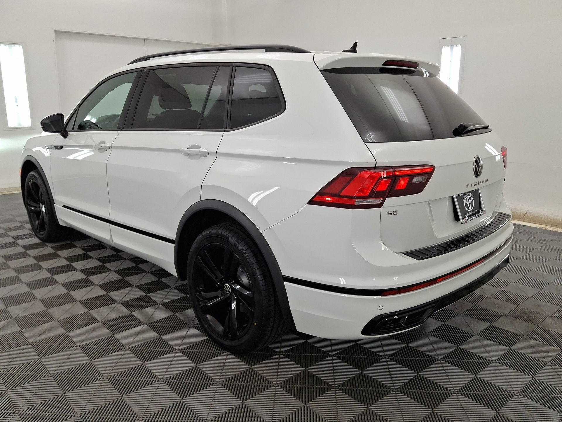Used 2024 Volkswagen Tiguan SE R-Line AWD/4WD image 22