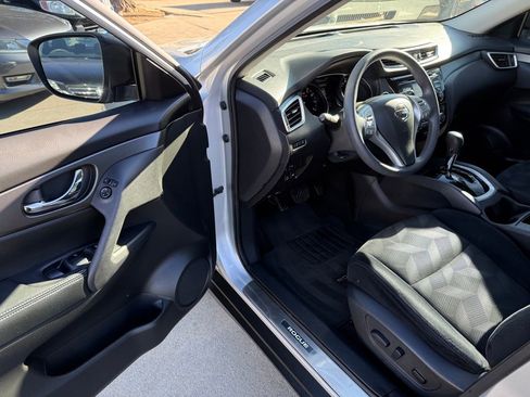 Used 2015 Nissan Rogue SV w/ SV Moonroof Package image 9