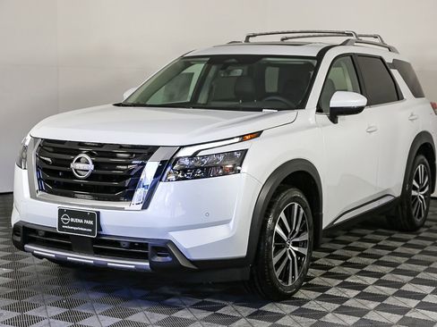 Certified 2025 Nissan Pathfinder Platinum image 5