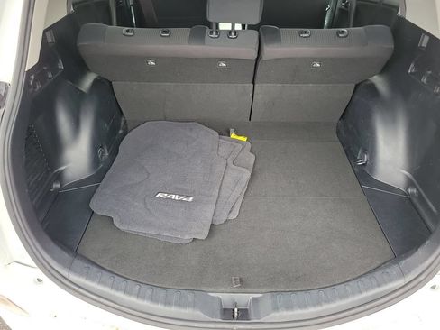 Used 2018 Toyota RAV4 LE FWD image 8