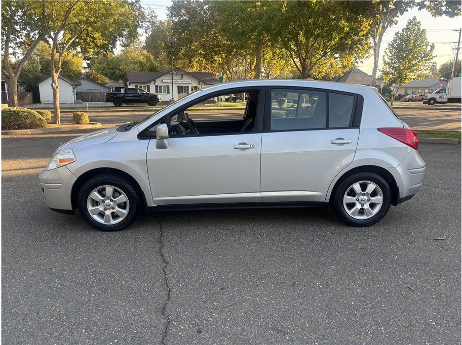 Used 2008 Nissan Versa Hatchback w/ Convenience Pkg FWD image 2